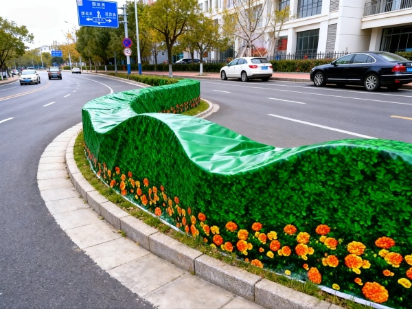 园林绿篱防寒新选择;仿真印花防寒布高效保温方案